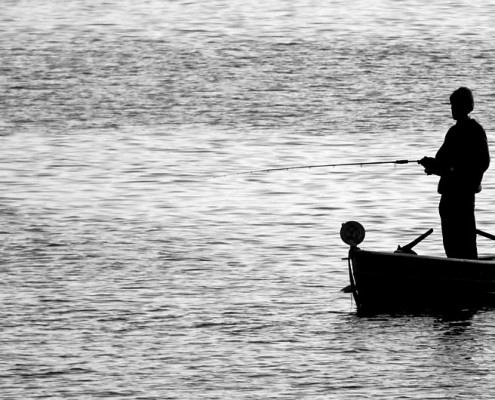 ein Fischer auf dem Boot